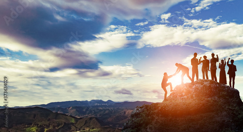 サクセスイメージ　頂上に立つ人々