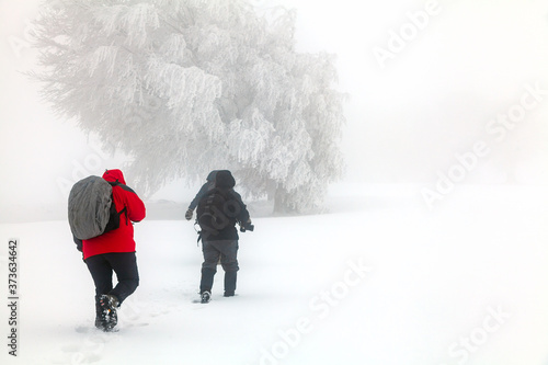 Wandergruppe unterwegs im Schneesturm