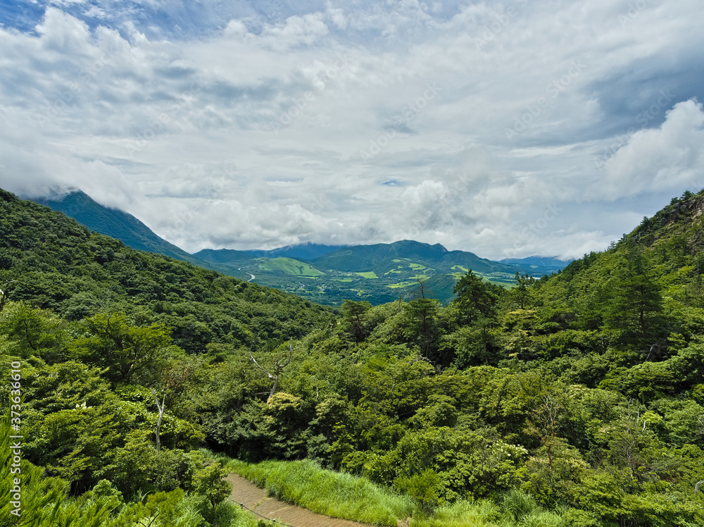 日本の大分県にある伽藍岳噴火口跡から見た景色