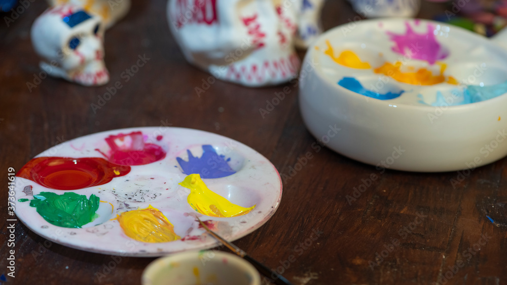 Pintando calaveritas de azúcar para día de muertos manualidad artesanía mexicana tradicional decoración diablito Pintando calaveritas de azúcar para día de muertos manualidad artesanía mexicana tradicional decoración diablito