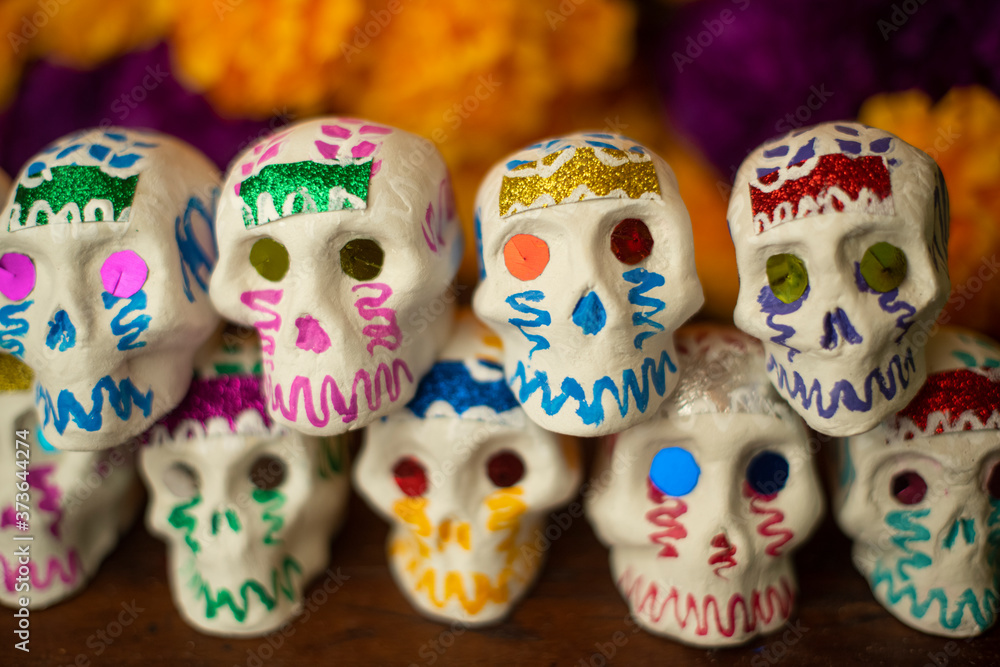 Fototapeta premium Calaveritas de día de muertos hechas a mano artesanía mexicana cempasúchil tagetes erecta damasquina
