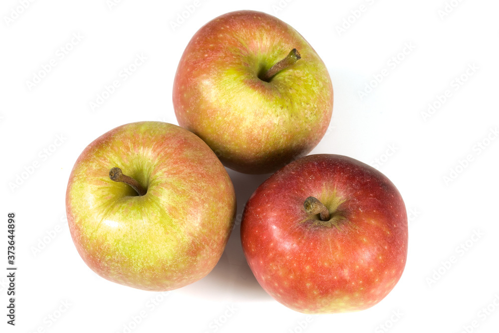 pommes rouges et vertes isolées sur un fond blanc