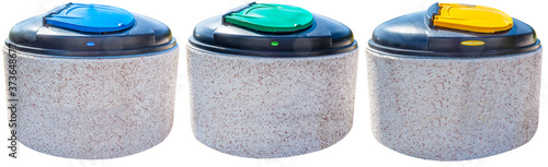 Poubelles publiques de tri sélectif  sur fond blanc 