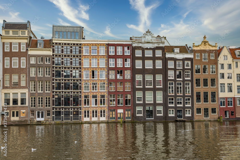 Traditionelle holländische Häuserzeile am Damrak in Amsterdam