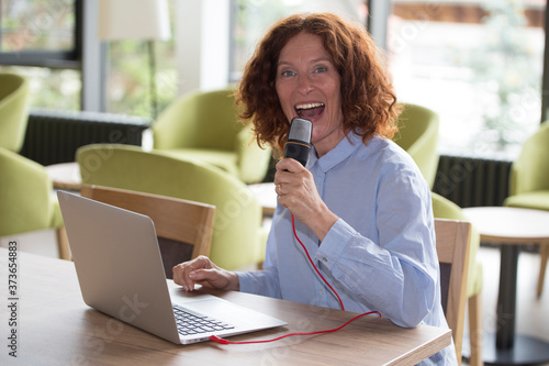 Frau am Mikrofon