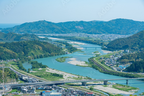 川が流れる田舎の町