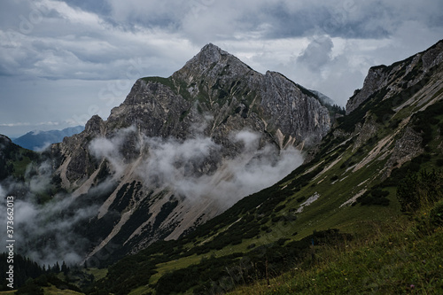 Berglandschaft in den Alpen im Sommer mit Wolken