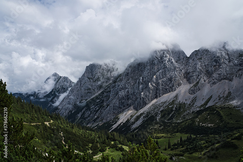 Bergformation mit Wolken