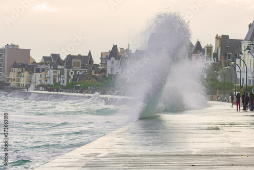 Big high tide and big waves on the Chauss  e du Sillon in Saint Malo  Brittany  France