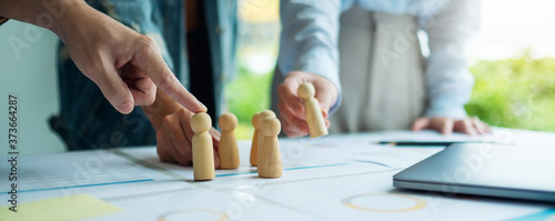 Foto A group of business team brainstorming and planning strategy together with