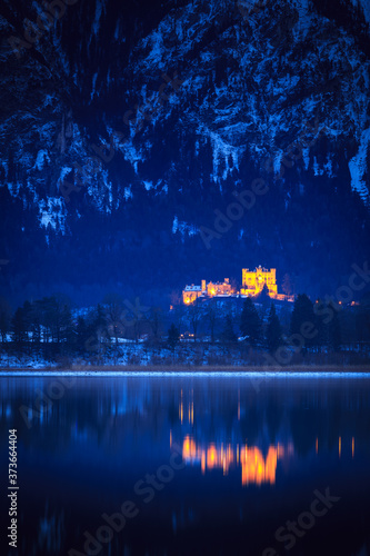 Blick vom Forggensee zum Schloss Hohenschwangau bei Nacht