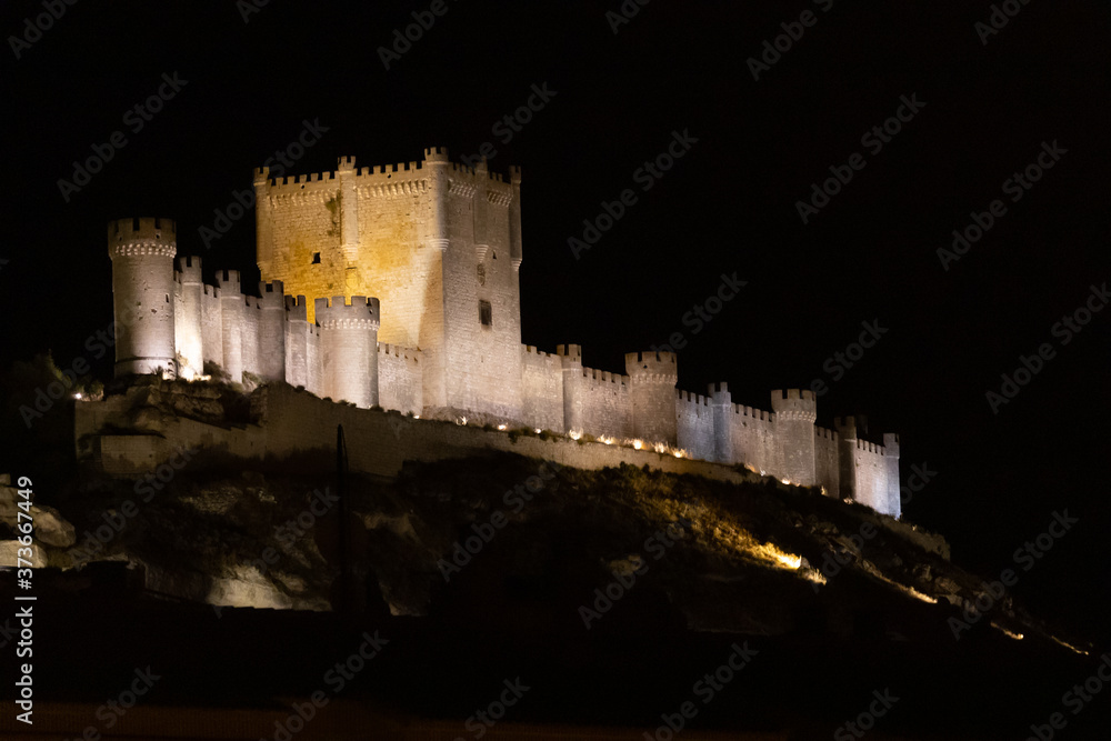 Paisaje castellano iluminado por una gran luna llena