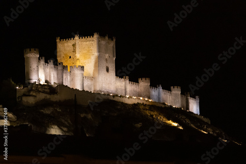 Obraz na płótnie Paisaje castellano iluminado por una gran luna llena w salonie
