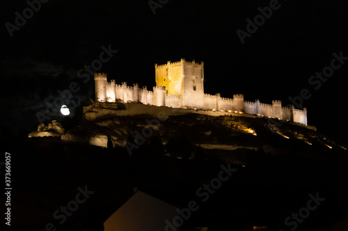 Obraz na płótnie Paisaje castellano iluminado por una gran luna llena w salonie