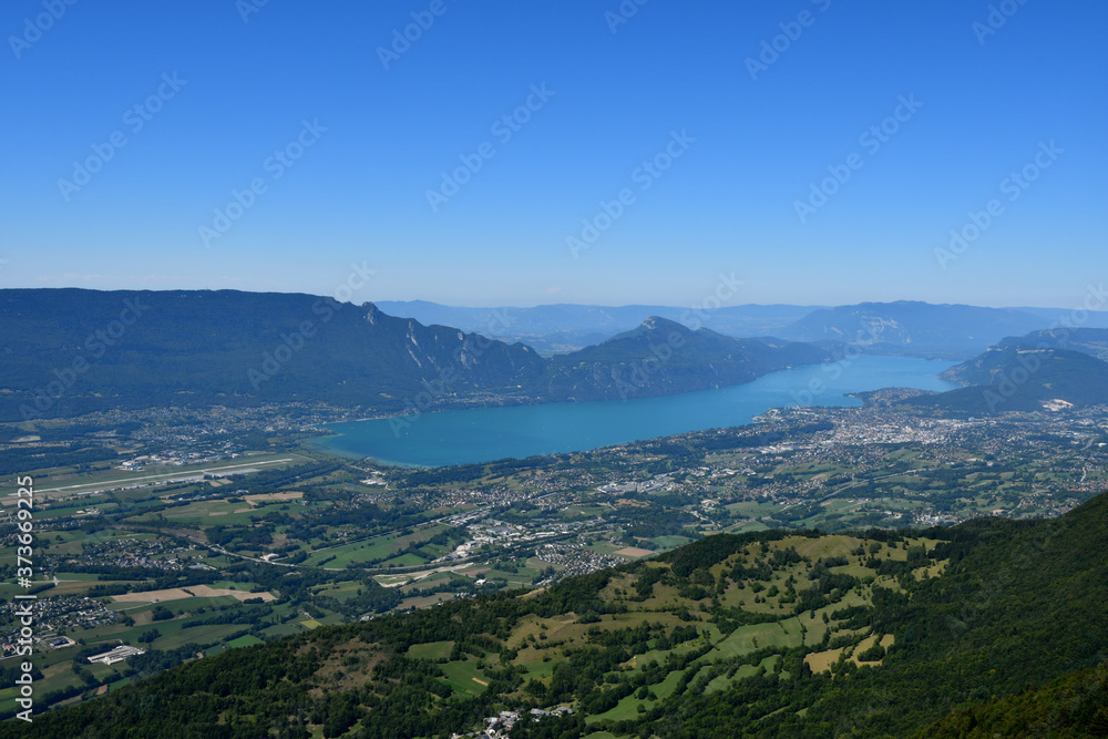 Vue aérienne du lac du Bourget en Savoie, entre Chambéry et Aix-les-Bains