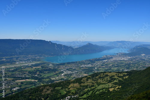 Vue aérienne du lac du Bourget en Savoie, entre Chambéry et Aix-les-Bains