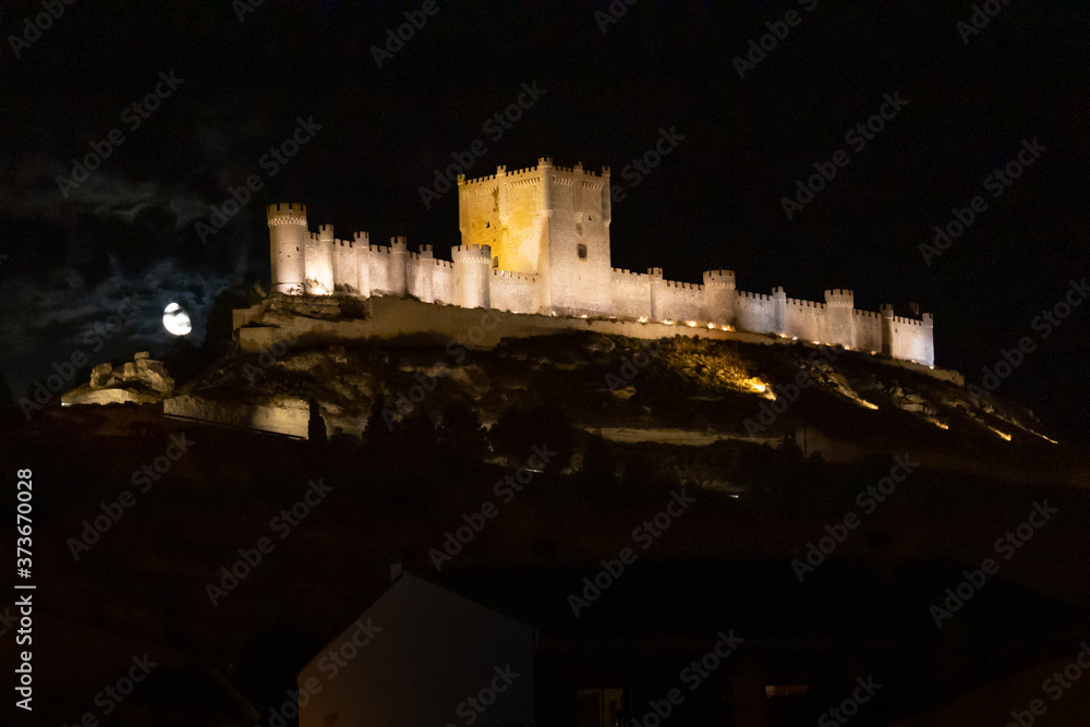 Paisaje castellano iluminado por una gran luna llena