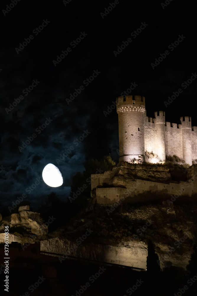 Paisaje castellano iluminado por una gran luna llena