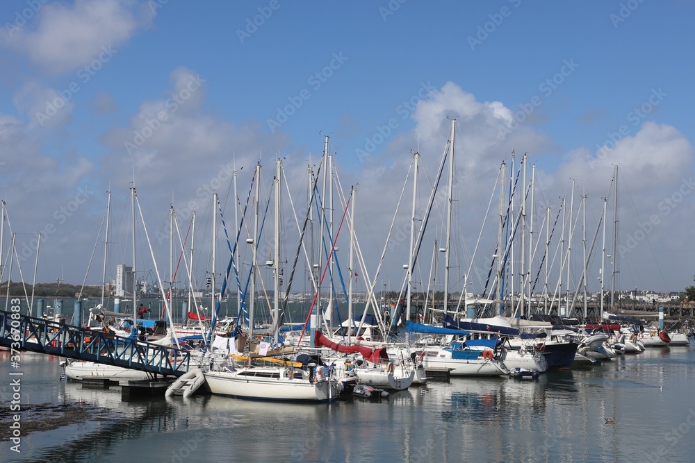 Bâteaux de plaisance dans le port de plaisance de Port Louis, ville de Port-Louis, département du Morbihan, région Bretagne, France