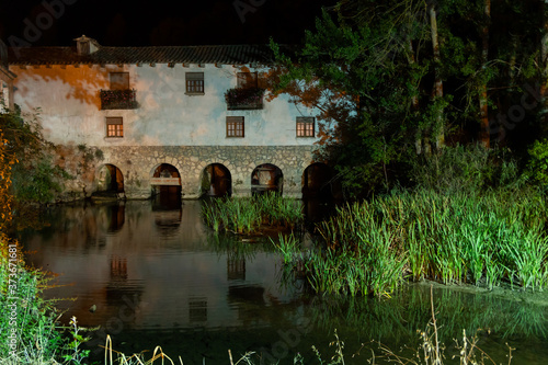 Obraz na płótnie Paisaje castellano iluminado por una gran luna llena w salonie