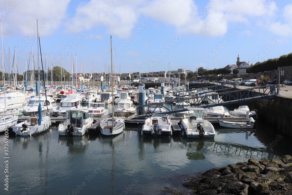 Bâteaux de plaisance dans le port de plaisance de Port Louis, ville de Port-Louis, département du Morbihan, région Bretagne, France