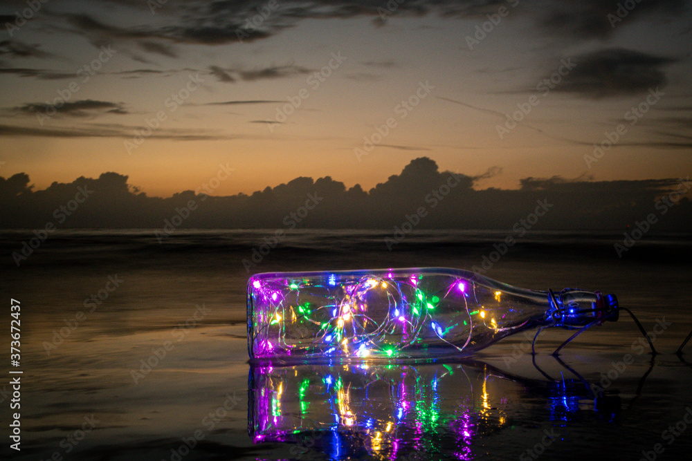 Sonnenuntergang mit bunter Flasche LED 