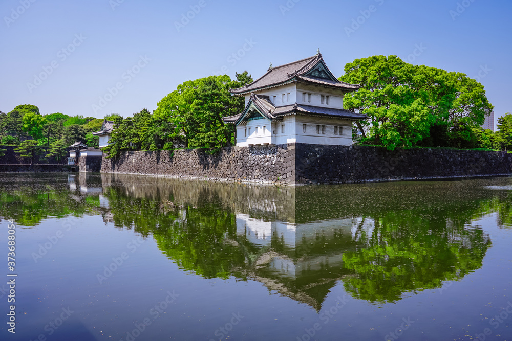 皇居の巽櫓（たつみやぐら）が桔梗濠（ききょうほり）に映える景観