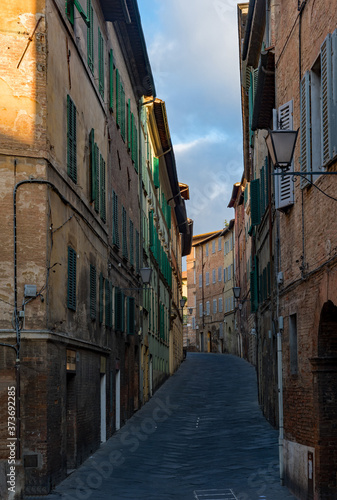 Leere Straße in der Altstadt von Siena in der Toskana, Italien 