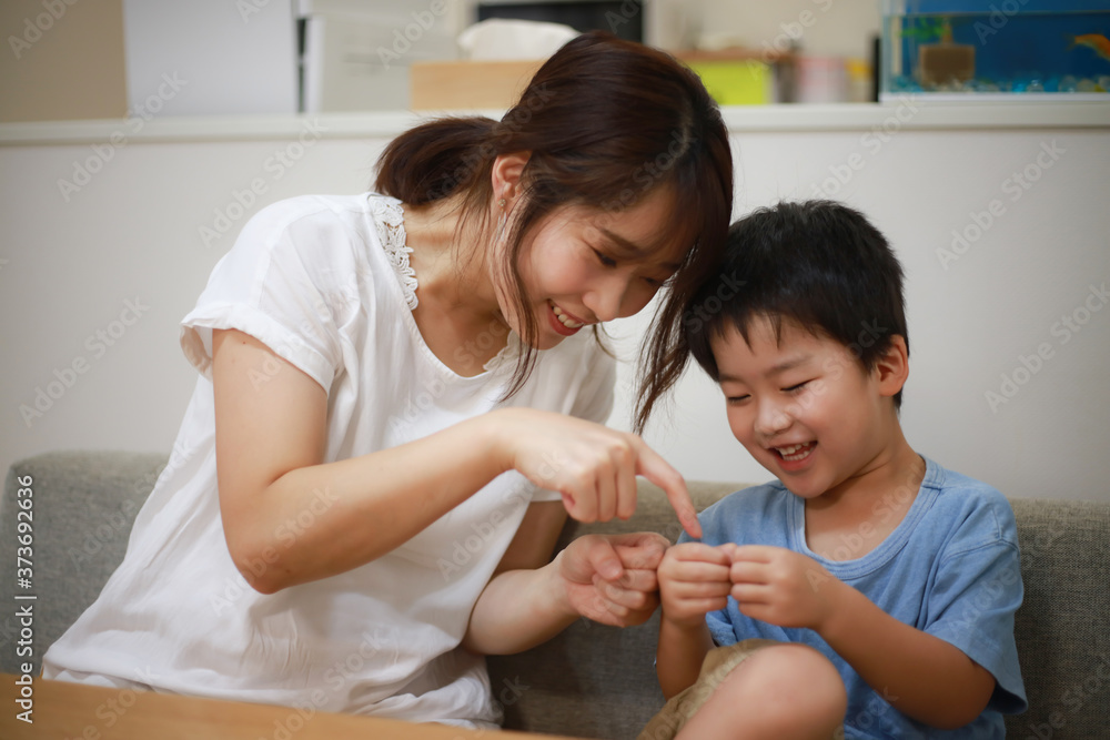 手遊びする親子 手遊びする親子