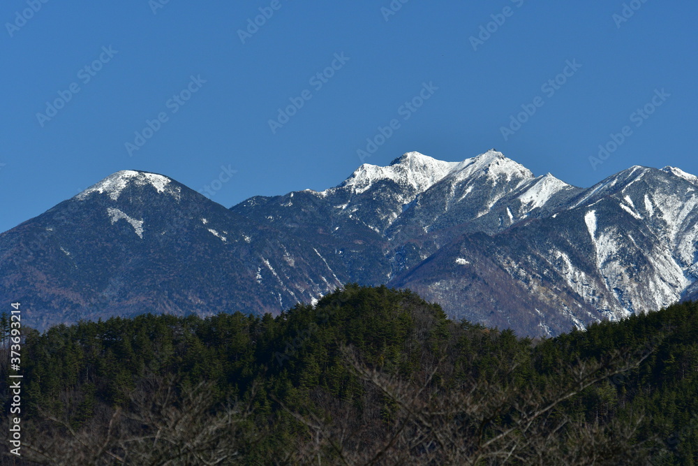 八ヶ岳の残雪と大きな青空