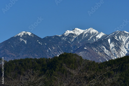 八ヶ岳の残雪と大きな青空