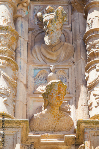 Quispe Sisa and Francisco Pizarro busts photo