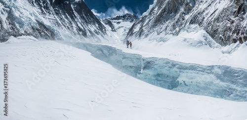 Double Amputated old man XIABOYU across the huge crevasse