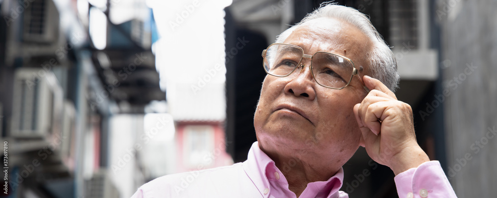 Obraz premium Banner Asian senior old man looking up, thinking or planning for something