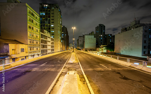 Minhocão deserto à noite em São Paulo. Rua deserta de madrugada na capital paulista. Larga avenida sem pessoas nem carros.