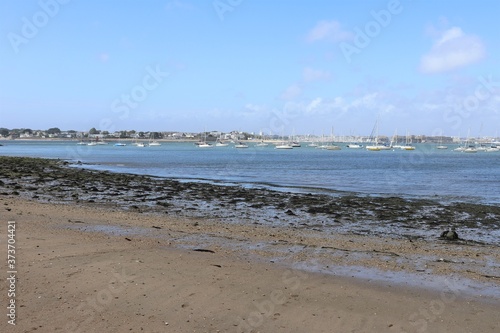 La plage de Port-Louis, le long de l'océan atlantique, ville de Port-Louis, département du Morbihan, région Bretagne, France