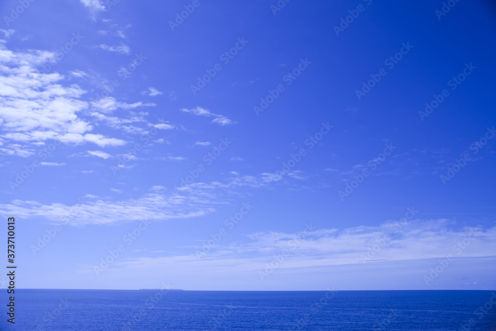 真っ青な海に浮かぶ飛島