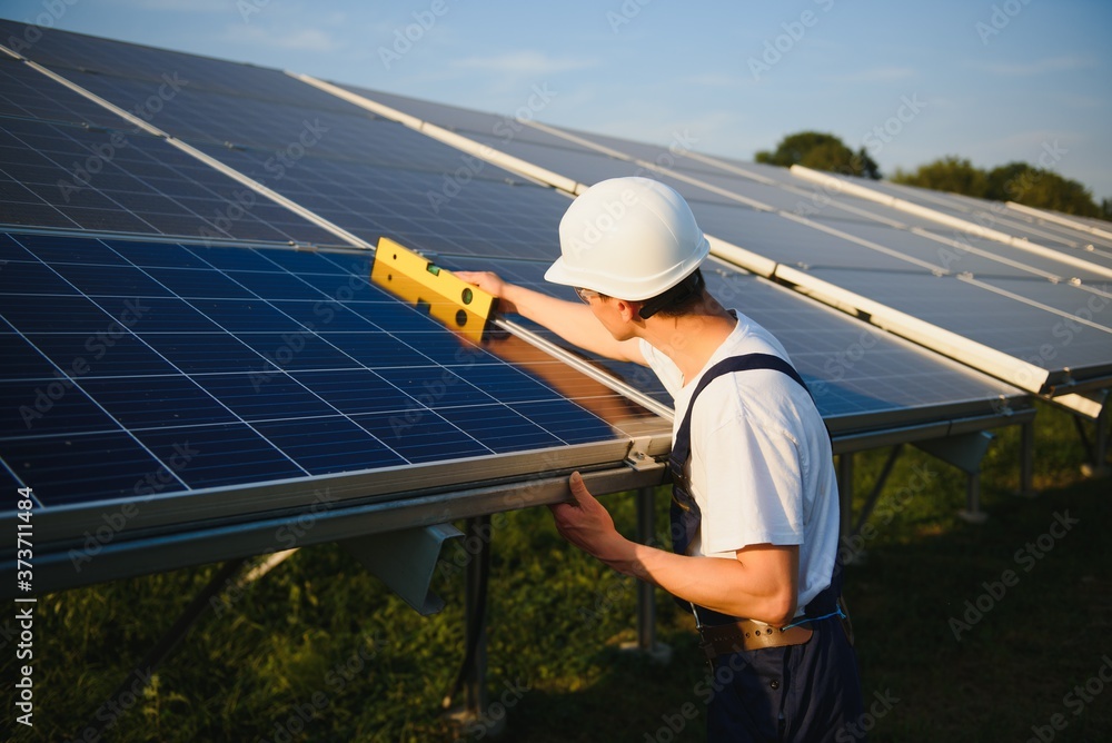Obraz premium Worker installing solar panels outdoors