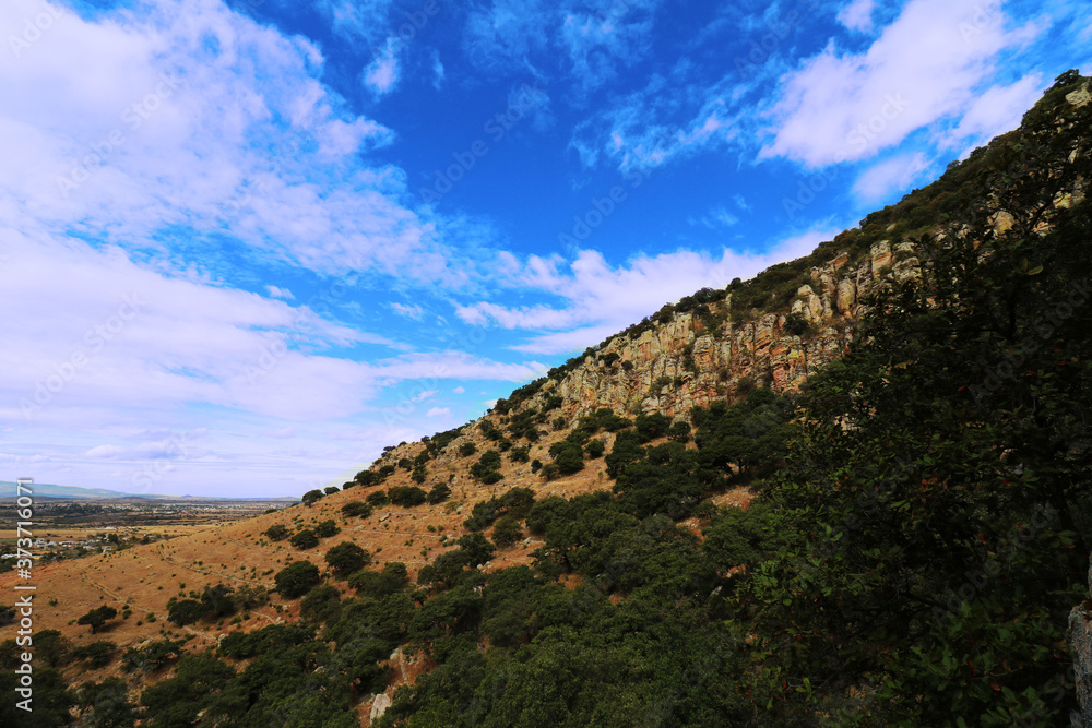 Paisaje semi-desértico con cuelo nublado Paisaje semi-desértico con cuelo nublado
