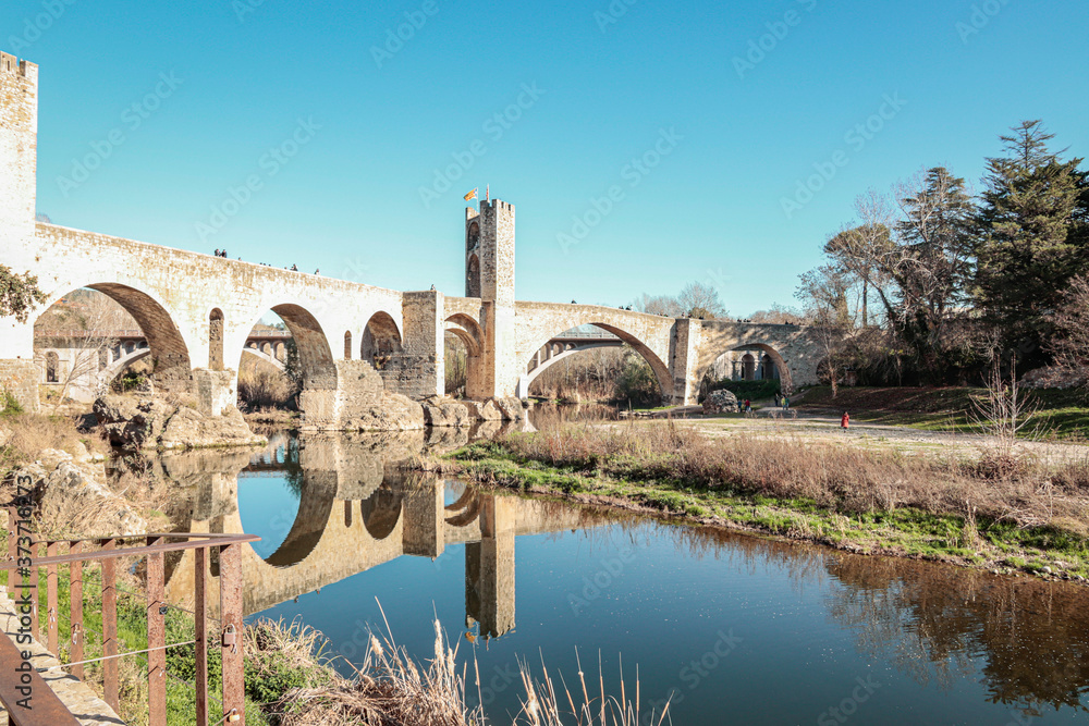 Obraz premium Medieval town near to a wonderful lake in Spain