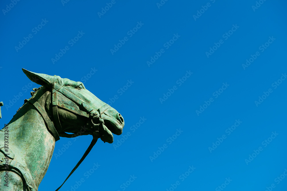 Particolare di una statua dell'arco monumentale all'Arma di Artiglieria all'ingresso del parco del valentino a Torino,Italia Particolare di una statua dell'arco monumentale all'Arma di Artiglieria all'ingresso del parco del valentino a Torino,Italia