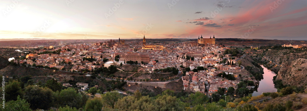 Obraz premium Evening view over the old town of Toledo, Spain 