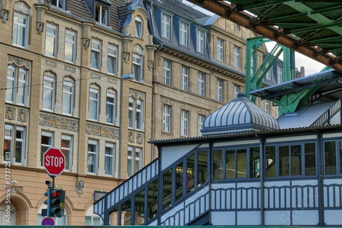 Haltestelle und alte Fassaden in Wuppertal