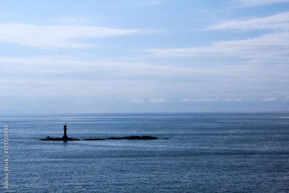 Fototapeta premium 霞む海に浮かぶ灯台