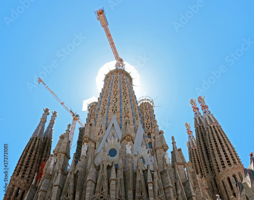 Fotografie Sagrada familia, Barcelona; ongoing construction work on the central dome; sunli