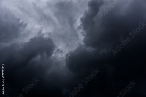 Cielo scuro e nuvoloso, minaccioso con nuvole grigie, temporale in arrivo photo