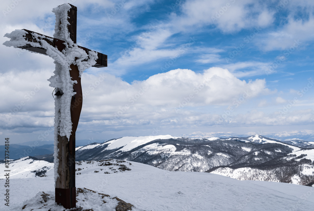 croce sulla vetta di monte autore, con ghiaccio sul lato non esposto a vento croce sulla vetta di monte autore, con ghiaccio sul lato non esposto a vento