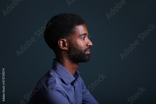Fototapeta Naklejka Na Ścianę i Meble -  Beautiful afro man in front of a background