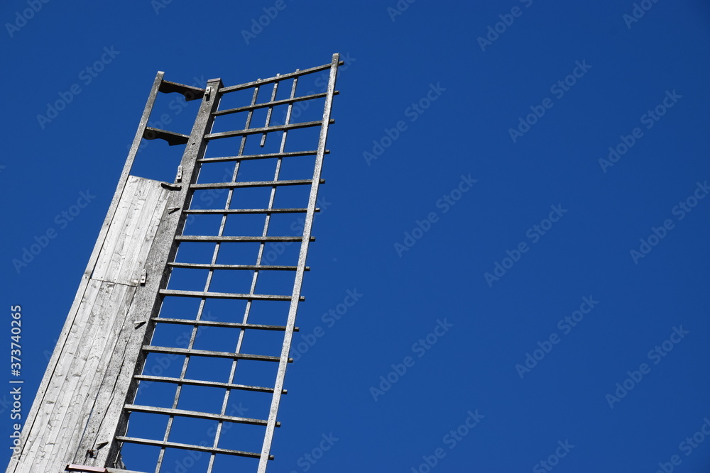 Holzflügel einer alten Windmühle Holzflügel einer alten Windmühle