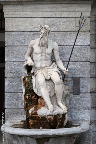Posąg Posejdona w turystycznym mieście Aosta we Włoszech